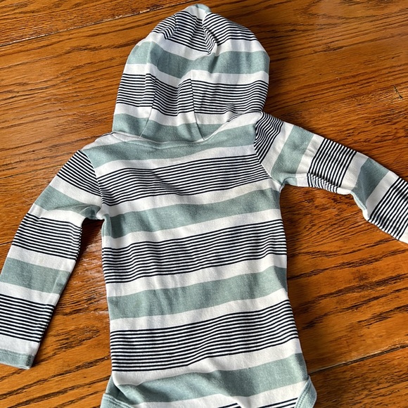 Carter’s long sleeve infant hoodie tee shirt. Infant size 18 months. - Picture 7 of 7